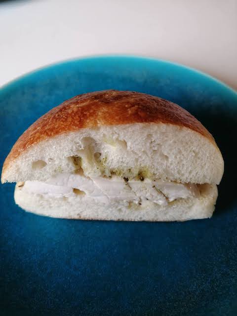 白楽ベーグル自家製チキン＆バジルソースサンドイッチ