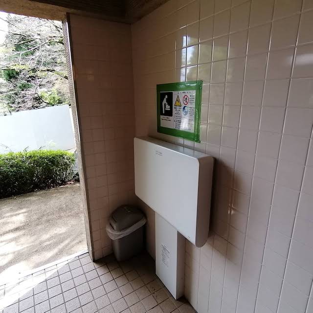 多摩動物公園チンパンジ横のトイレおむつ交換台