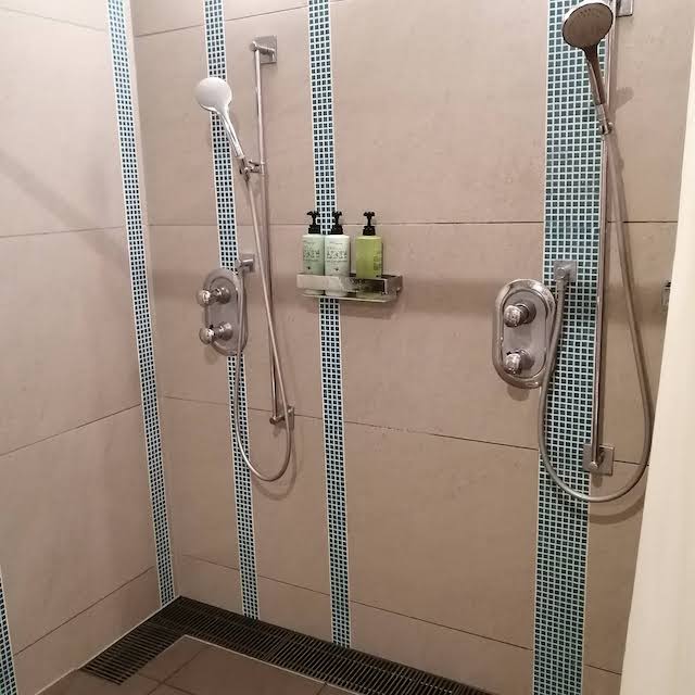 ヒルトン小田原プールのシャワー室