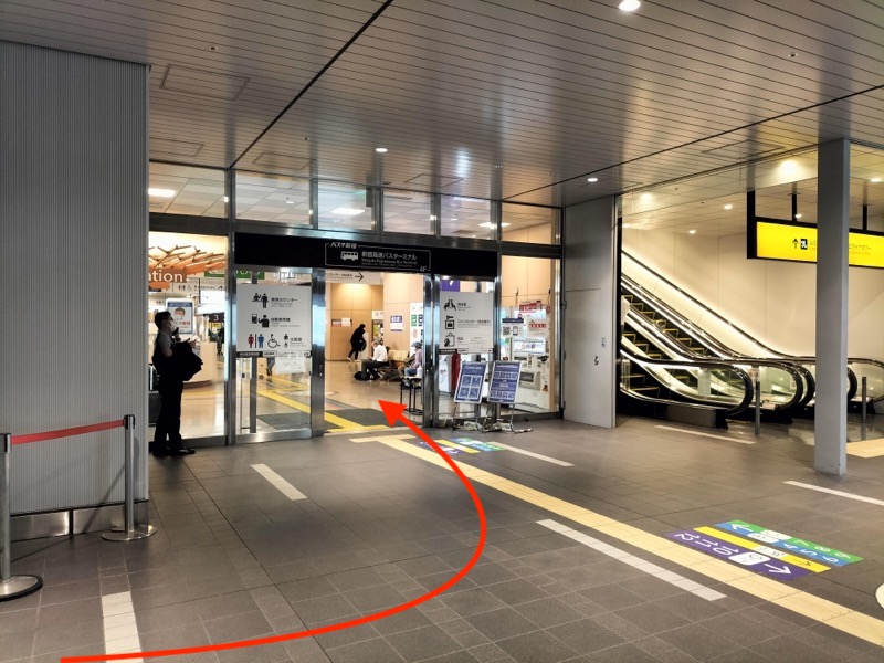 新宿駅新南口改からバスタ新宿へのアクセス