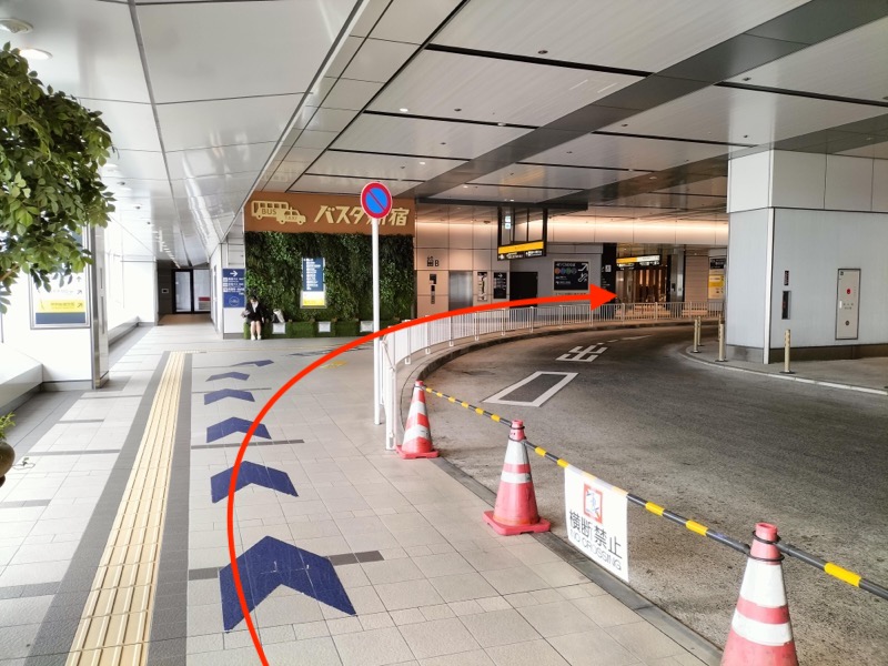 新宿駅南改札からバスタ新宿へのアクセス